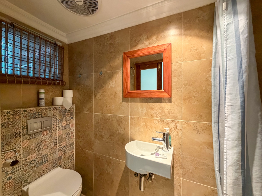 6 Bedroom Property for Sale in Green Point Western Cape